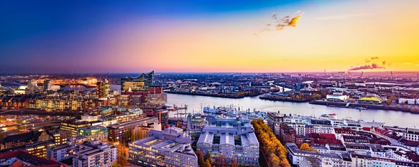Panoramablick auf das Hafenviertel, die Konzerthalle &quot Elbphilharmonie&quot  und die Hamburger Innenstadt in der Abenddämmerung. © foto-select