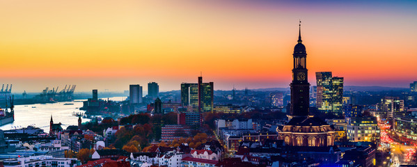 Panoramablick auf das Luftbild des Hafens, der St.-Michaels-Kirche (deutsch: St. Michaelis) und der Innenstadt von Hamburg, Deutschland. © foto-select