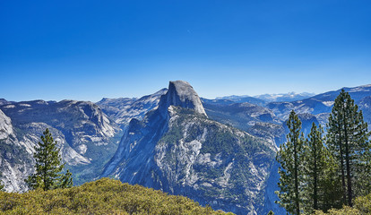 Fototapeta premium The most beautiful Yosemite National Park in the world, dense trees, fresh air, blue sky