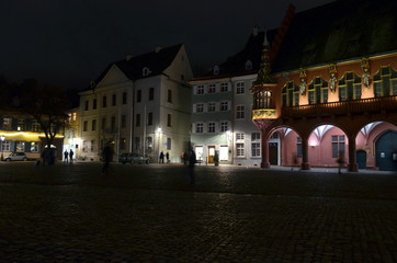 Fototapeta premium Münsterplatz in Freiburg am Abend