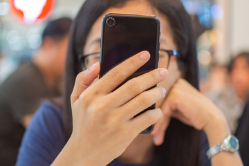 woman's hand holding smart phone with blur background. selective focus and soft focus.