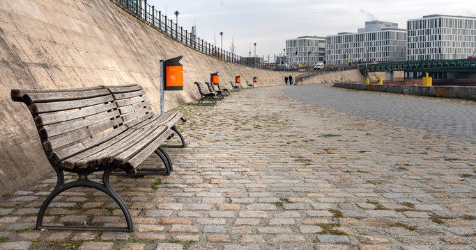 Papierk&ouml;rbe und Sitzb&auml;nke am Spreeufer in Berlin