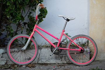 Fototapeta na wymiar old bicycle on a wall