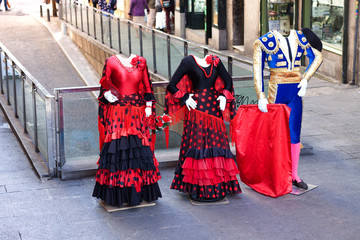TRAJES TIPICOS ESPA&Ntilde;OLES EN CALLE DEL CENTRO DE MADRID COMO RECLAMO TUR&Iacute;STICO