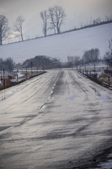 Winterlandschaft. Panorama. Wintersport. Schnee. Winterstrasse.