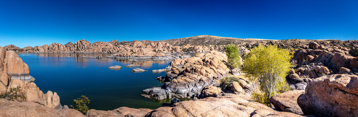 Fototapeta na wymiar Picturesque Watson Lake in the Granite Dells of Prescott Arizona.