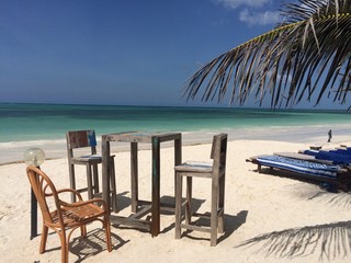 Strand und Sitzecke auf Sansibar in Afrika