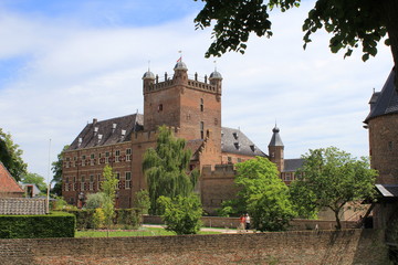 Fototapeta na wymiar monumental castle 'huis bergh' in holland in summer