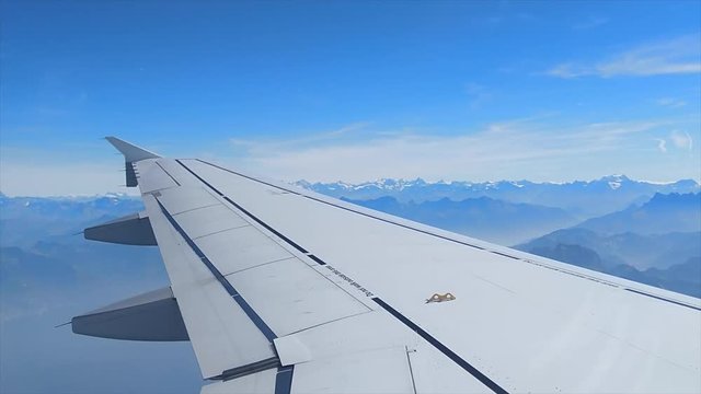 Vol d'avion au-dessus des Alpes