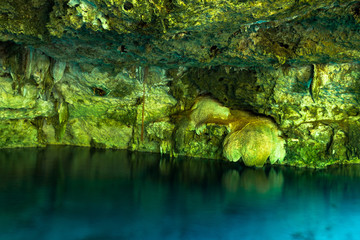 Cenote Dos Ojos in Yucatan Mexiko