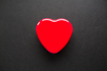 Obraz premium Happy valentines day background. Red heart isolated on black.