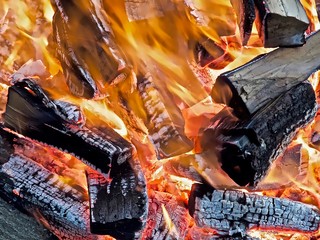 Lodernde Flammen im Feuer