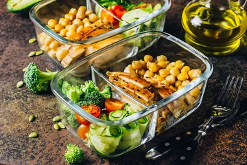 Foto auf Acrylglas Produktauswahl Gesunde Mahlzeitenzubereitungsbehälter Huhn und frisches Gemüse.