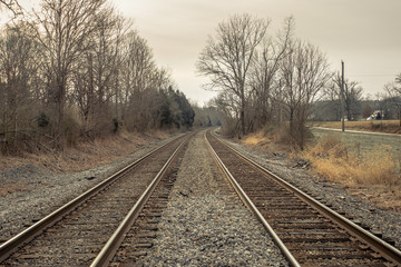 Obraz premium A pair of railroad tracks trailing off into the distance
