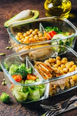 Foto op Plexiglas Gezonde meal prep containers kip en verse groenten. © juliamikhaylova