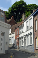 Fototapeta na wymiar Ville de Cassel, ruelle colorée du centre ville, département du Nord, France
