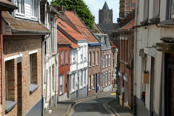 Ville de Cassel, façades colorées d'une ruelle du centre ville, département du Nord, France