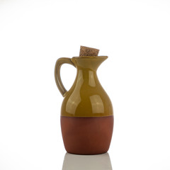 Kleiner Krug für Olivenöl von der Seite