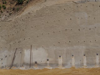 Hanglage - B&ouml;schung wird mit Ankern befestigt