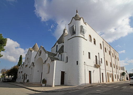 la grande chiesa con coperture "a trulli" ad Alberobello