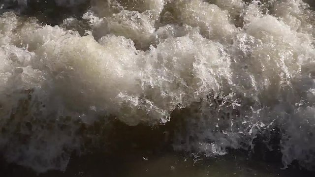Espuma de borbotones de agua en torrente de rio