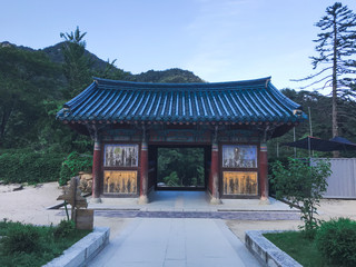 Obraz premium Traditional asian arch in the temple. Seoraksan National Park. South Korea