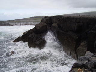 Schwarze Klippen an Irlands Westküste