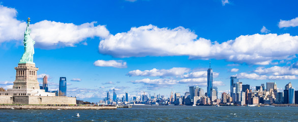 ニューヨーク　自由の女神とマンハッタンの摩天楼　ワイド