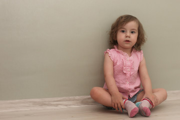 Naklejka premium Young kid playing on a floor in a room