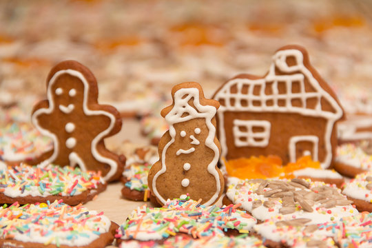 Pierniki świąteczne - Boże Narodzenie - bałwanek, ciastek i domek na tle pierników