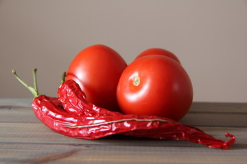Pomidory i ostra papryka na szarym tle - warzywne inspiracje