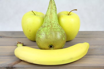 Owocowa buźka - żółte jabłka, gruszka i banan ułożone w zadowoloną minę - obrazy, fototapety, plakaty