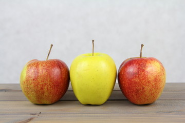 Trzy dojrzałe jabłka - czerwone i żółte - Symbol zdrowej diety - obrazy, fototapety, plakaty
