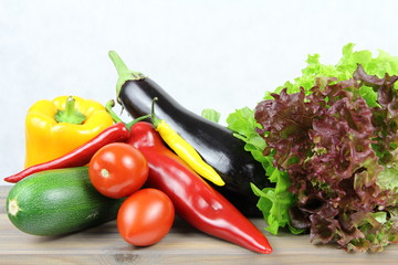 Zestaw warzyw - podstawowe składniki zdrowej diety - pomidory, papryka, cukinia, sałata