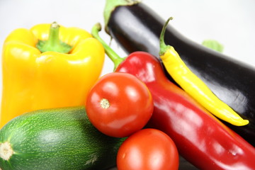 Warzywa - wegetarianizm - cukinia, czerwone pomidory, żółta papryka