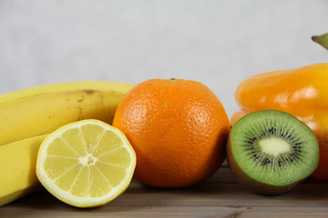 Zdrowa dieta - owoce i warzywa - pomarańcze, kwi, cytryna i banan na drewnianej skrzynce © Cezzar