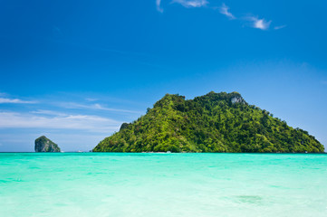 Fototapeta na wymiar tropical island with blue sky