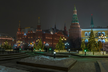 Obraz premium Night view of the Moscow Kremlin and Christmas trees in the lights