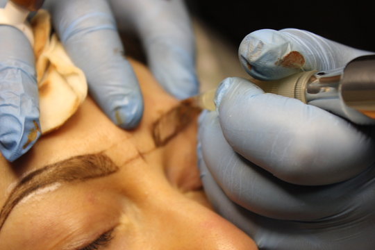 Operazione estetica da estetista di tatuaggio sopracciglia 