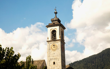 Obraz premium Clocktower with mountains and clouds