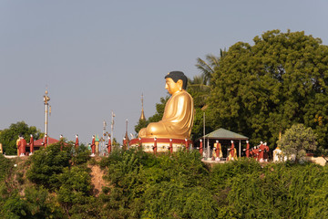 Buda dorado gigante en la colina de Sagaing, vista desde Mandalay. Myanmar
