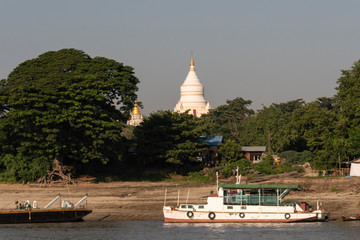 Pagoda blanca vista desde el río. Myanmar