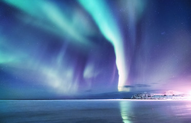 Aurore boréale sur les îles Lofoten, Norvège. Ciel nocturne avec lumières polaires. Paysage d& 39 hiver nocturne avec aurore et réflexion sur la surface de l& 39 eau. Fond naturel dans la Norvège