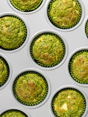 Spinatmuffins in der Backform