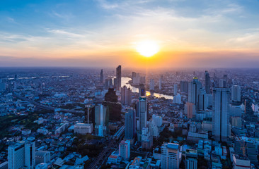 Obraz premium The evening and night lights of Bangkok when viewed from a corner on December 6, 2018.