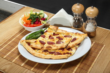 Sucuklu Pide