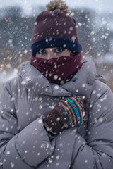 Fototapeta na wymiar woman under snow