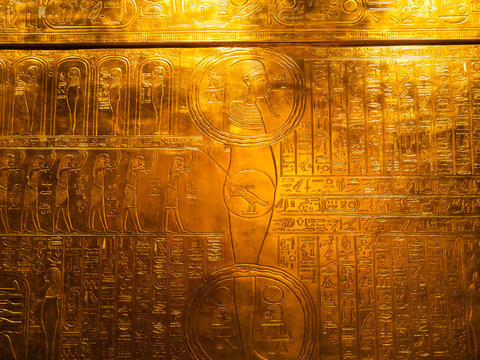 Ägyptische Schriftzeichen auf Goldplatte