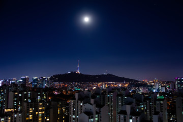 ソウルの夜景、ソウルタワーと満月