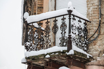 Obraz premium Old balcony with beautiful openwork wrought iron railing covered